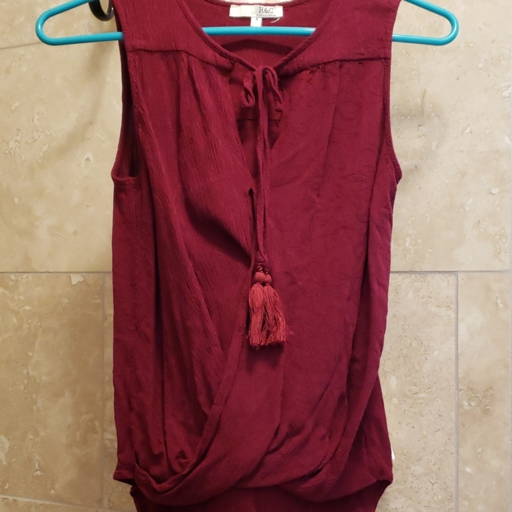 Sleeveless burgundy top